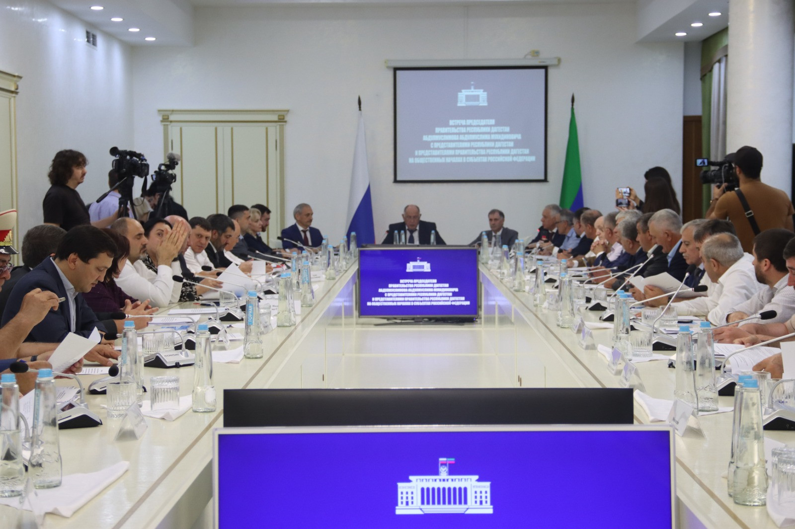 Абдулмуслим Абдулмуслимов провел встречу с представителями Правительства РД в субъектах страны